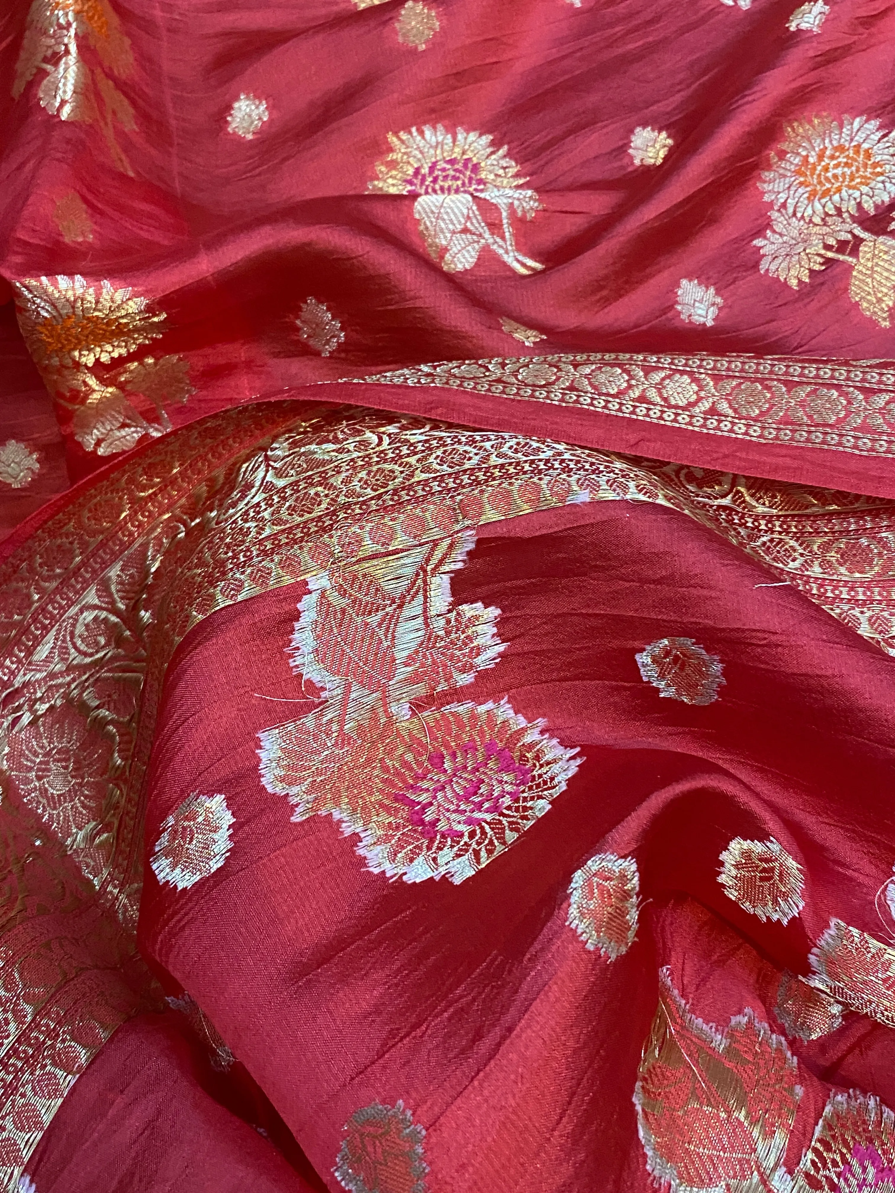 Exquisite Craftsmanship: The Handloom Banarasi Saree