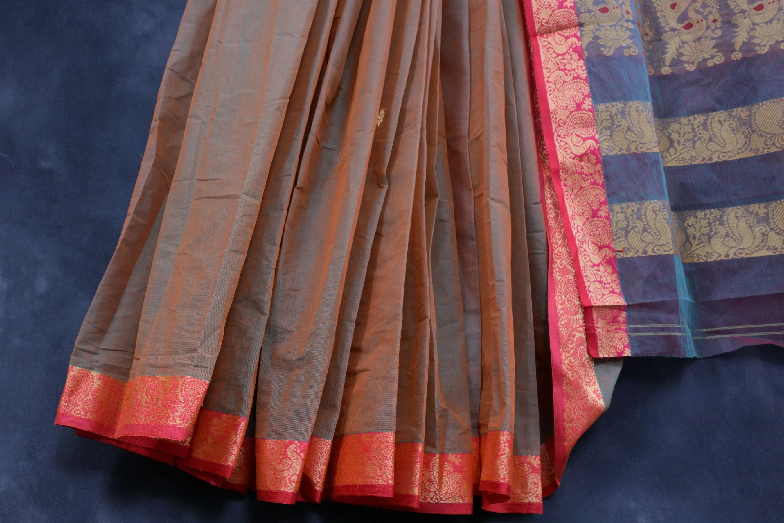 Graceful 6.75 Yard Cotton Saree - Elegance & Traditional Craftsmanship