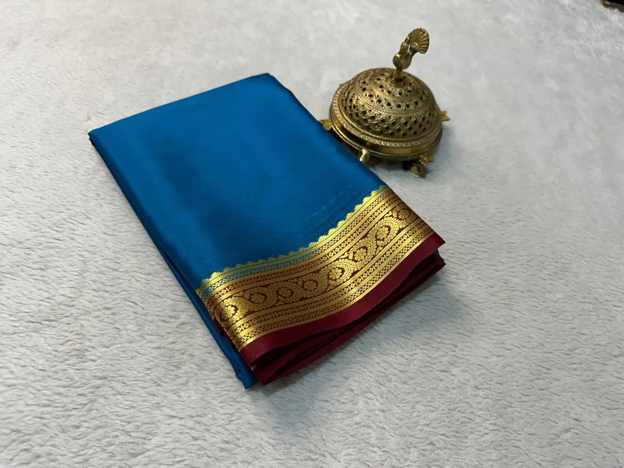Iconic Elegance: Mysore Silk Saree with Sophisticated Border Craftsmanship