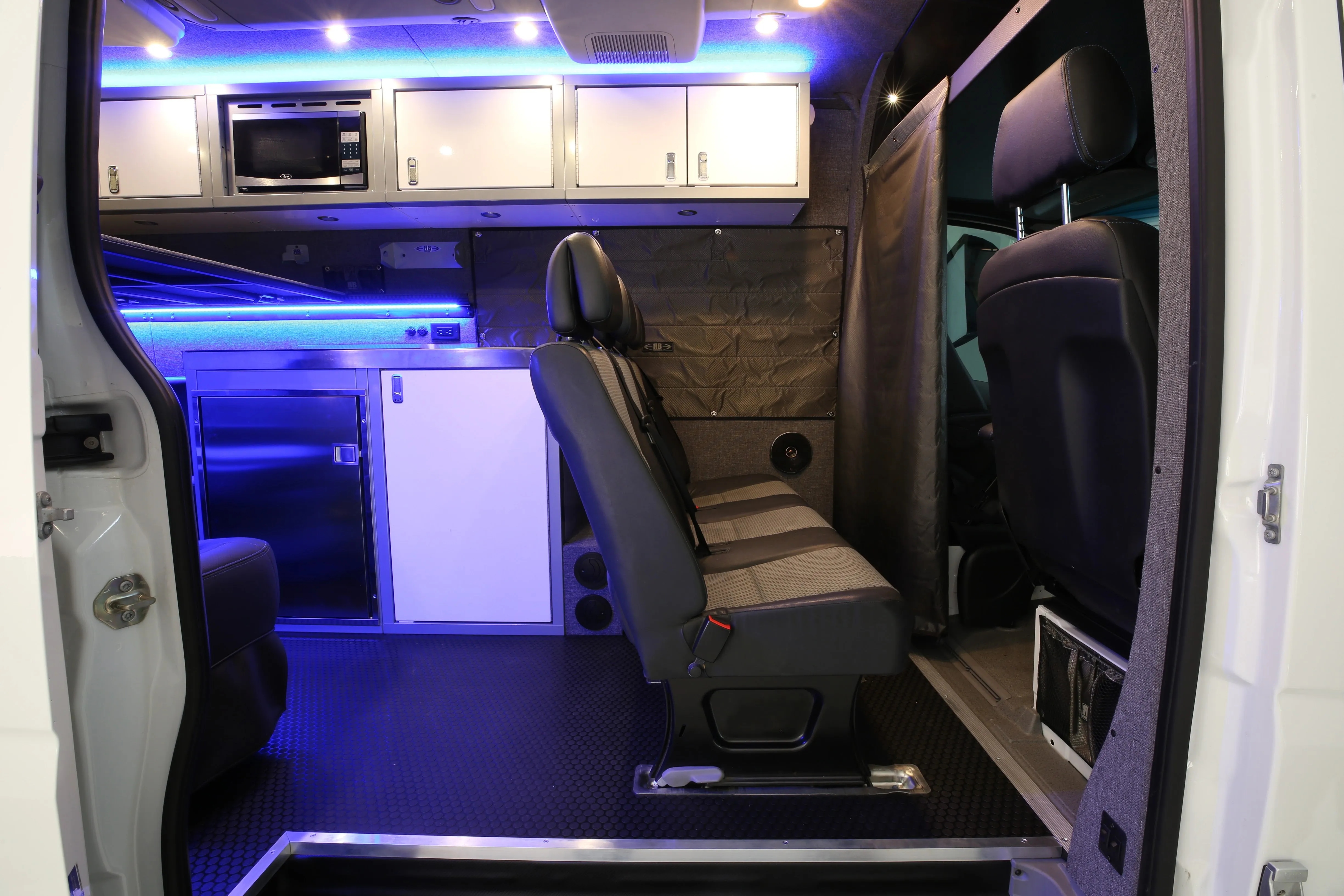 RB Touring Van CW - 170"ex  4x4 3500