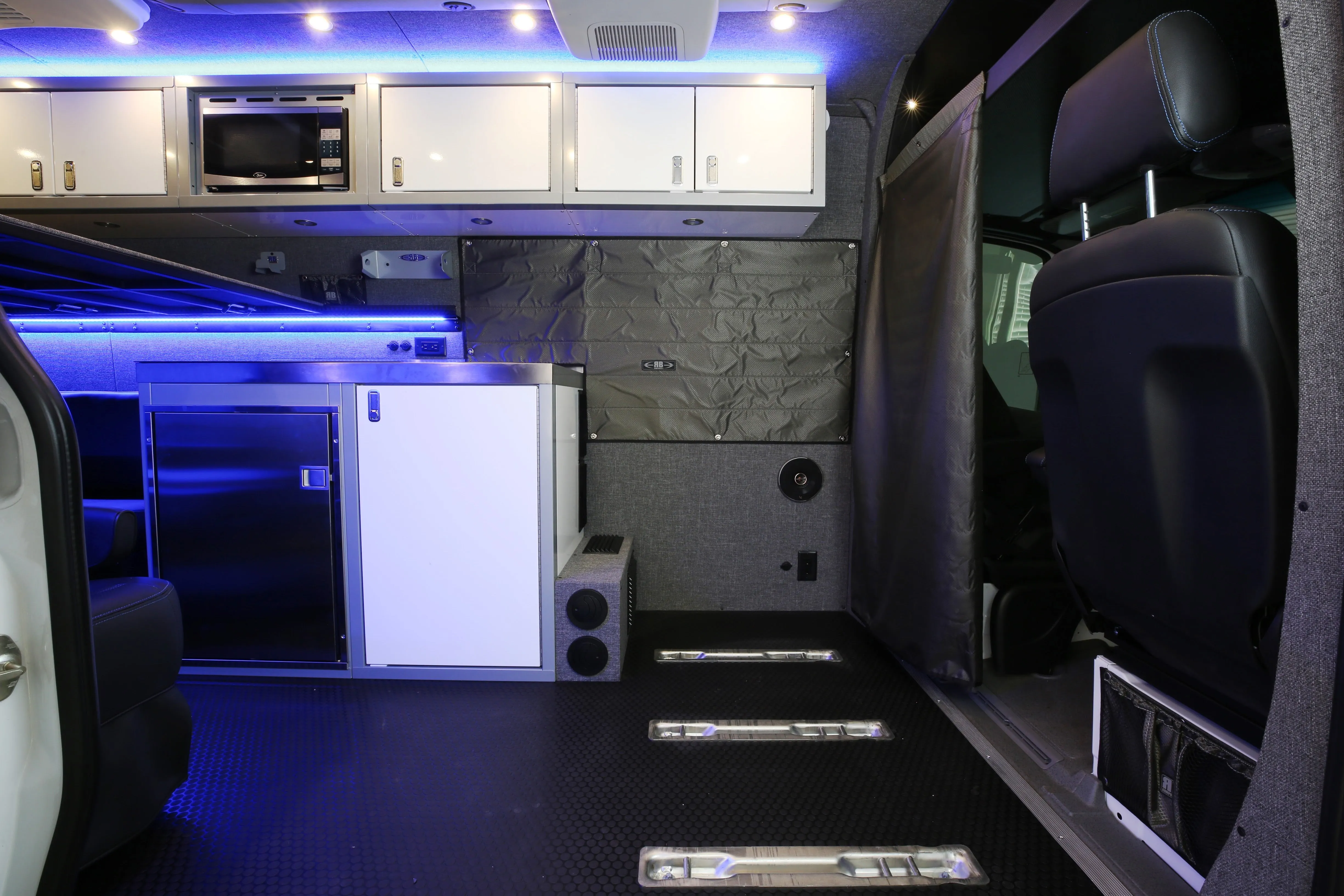 RB Touring Van CW - 170"ex  4x4 3500