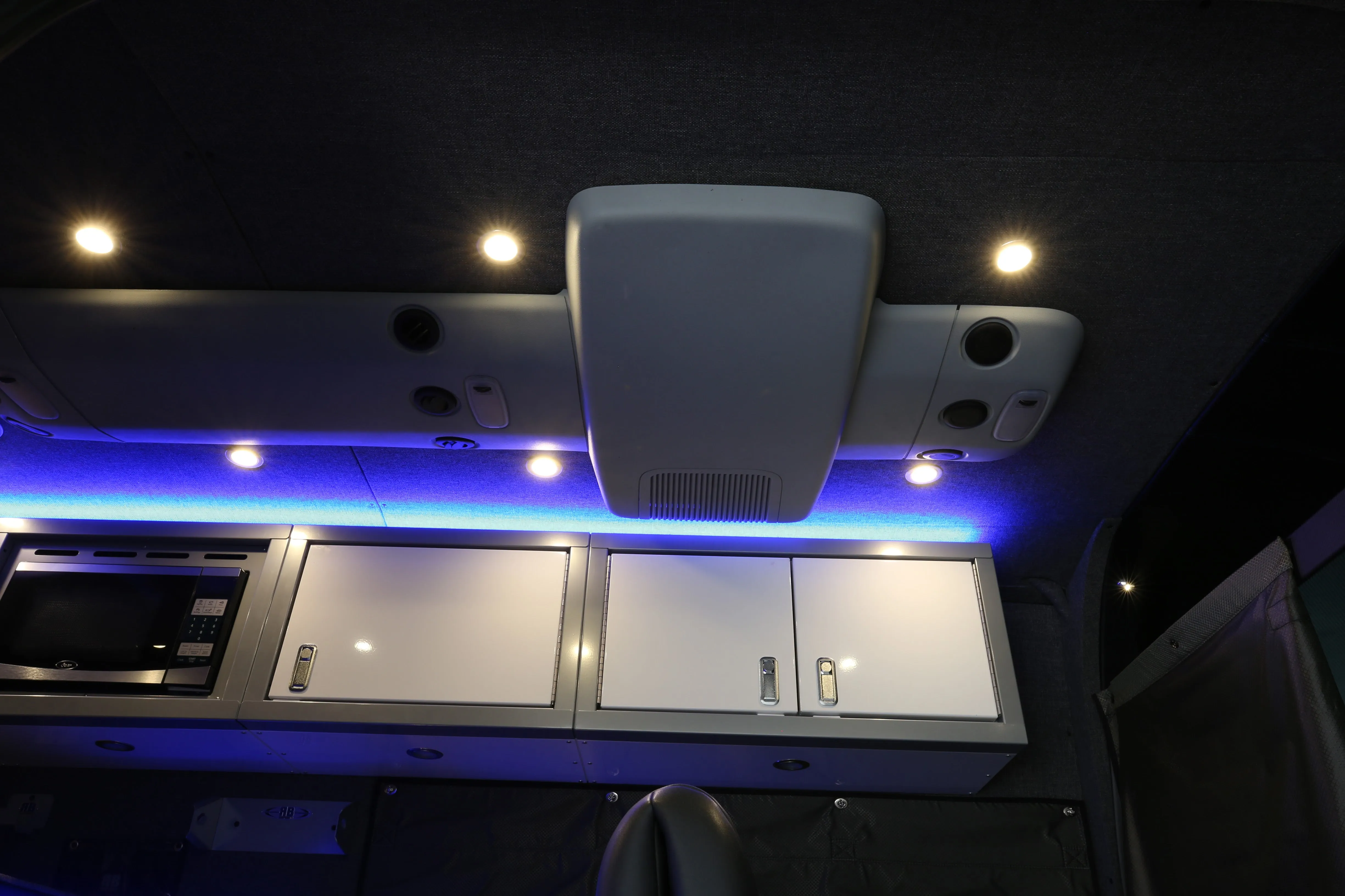 RB Touring Van CW - 170"ex  4x4 3500