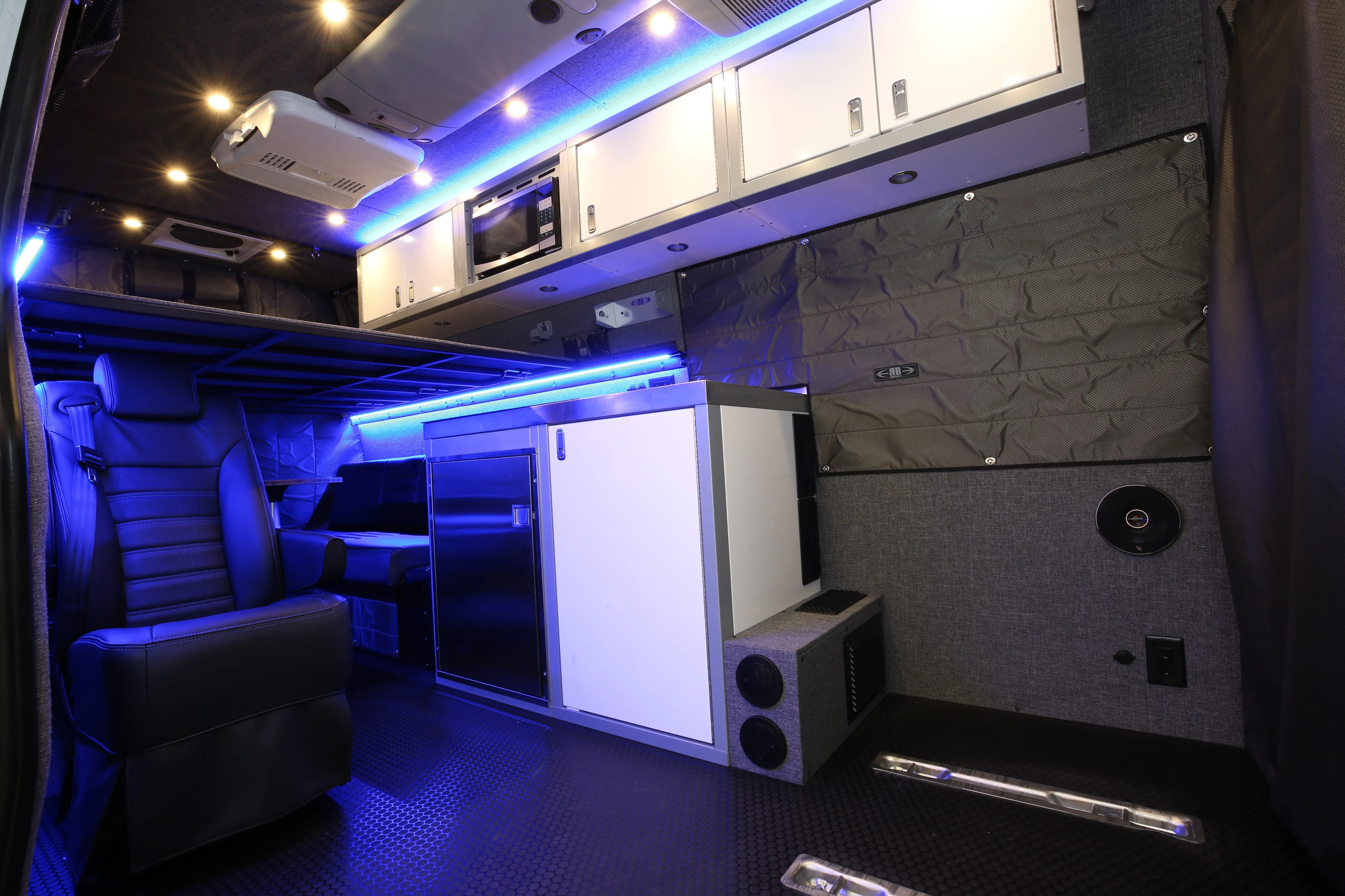 RB Touring Van CW - 170"ex  4x4 3500