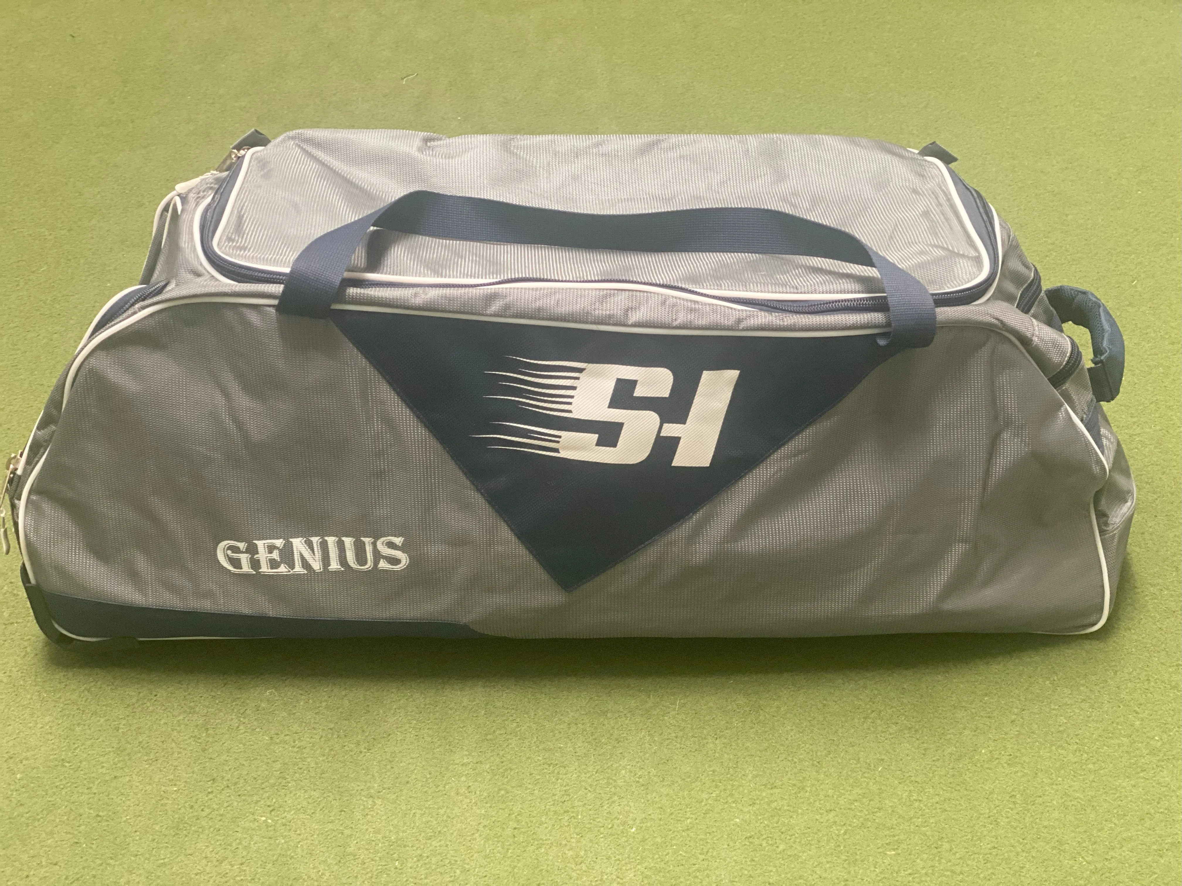 SPORTS HUB GENIUS KIT BAG WHEELIE